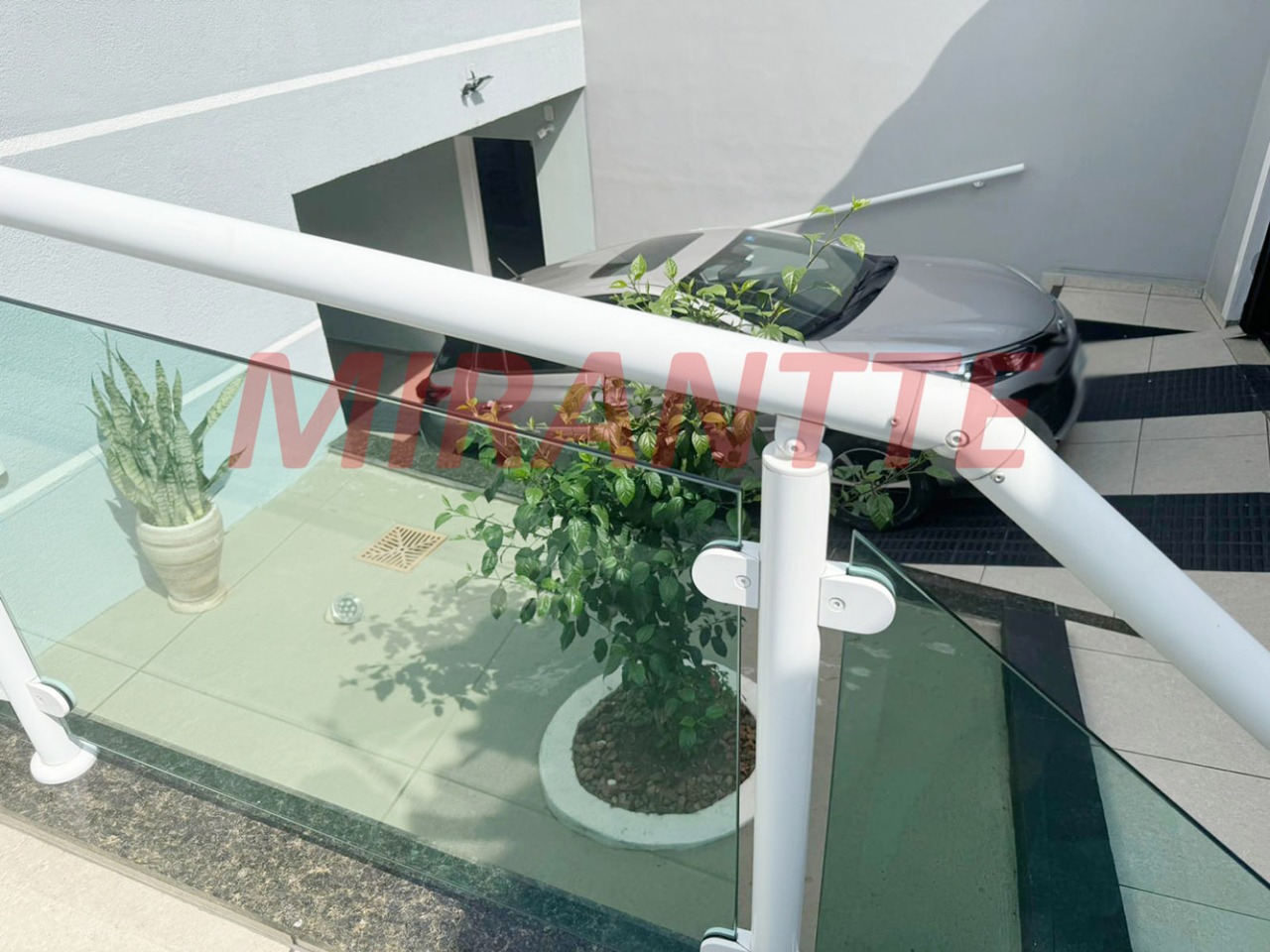 Sobrado de 382m² com 5 quartos em Vila Nivi