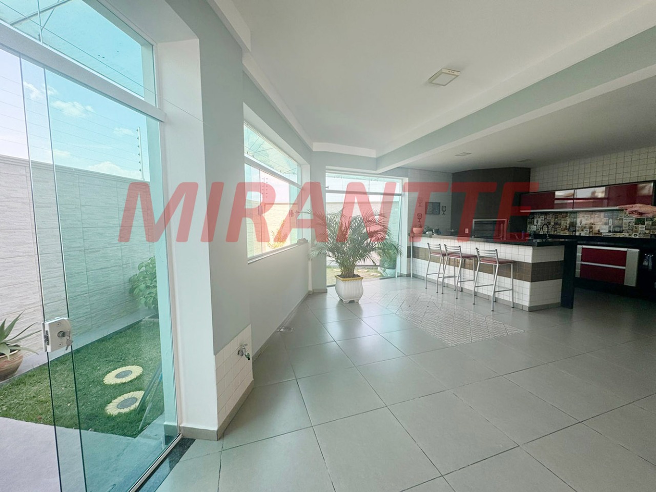 Sobrado de 382m² com 5 quartos em Vila Nivi