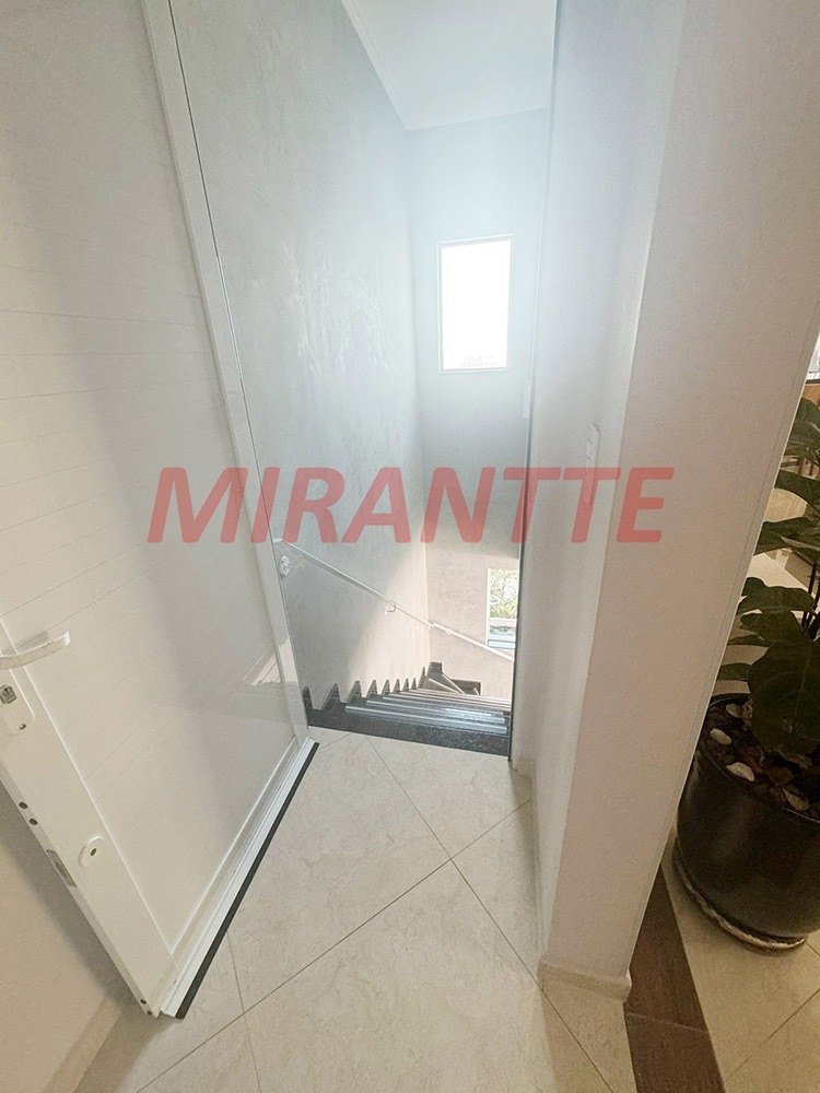 Sobrado de 382m² com 5 quartos em Vila Nivi