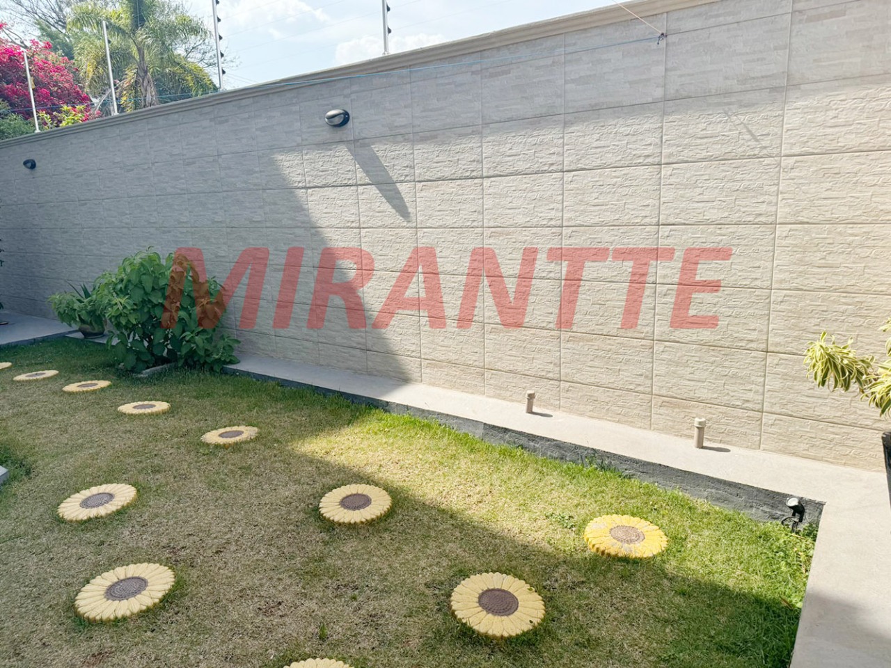 Sobrado de 382m² com 5 quartos em Vila Nivi