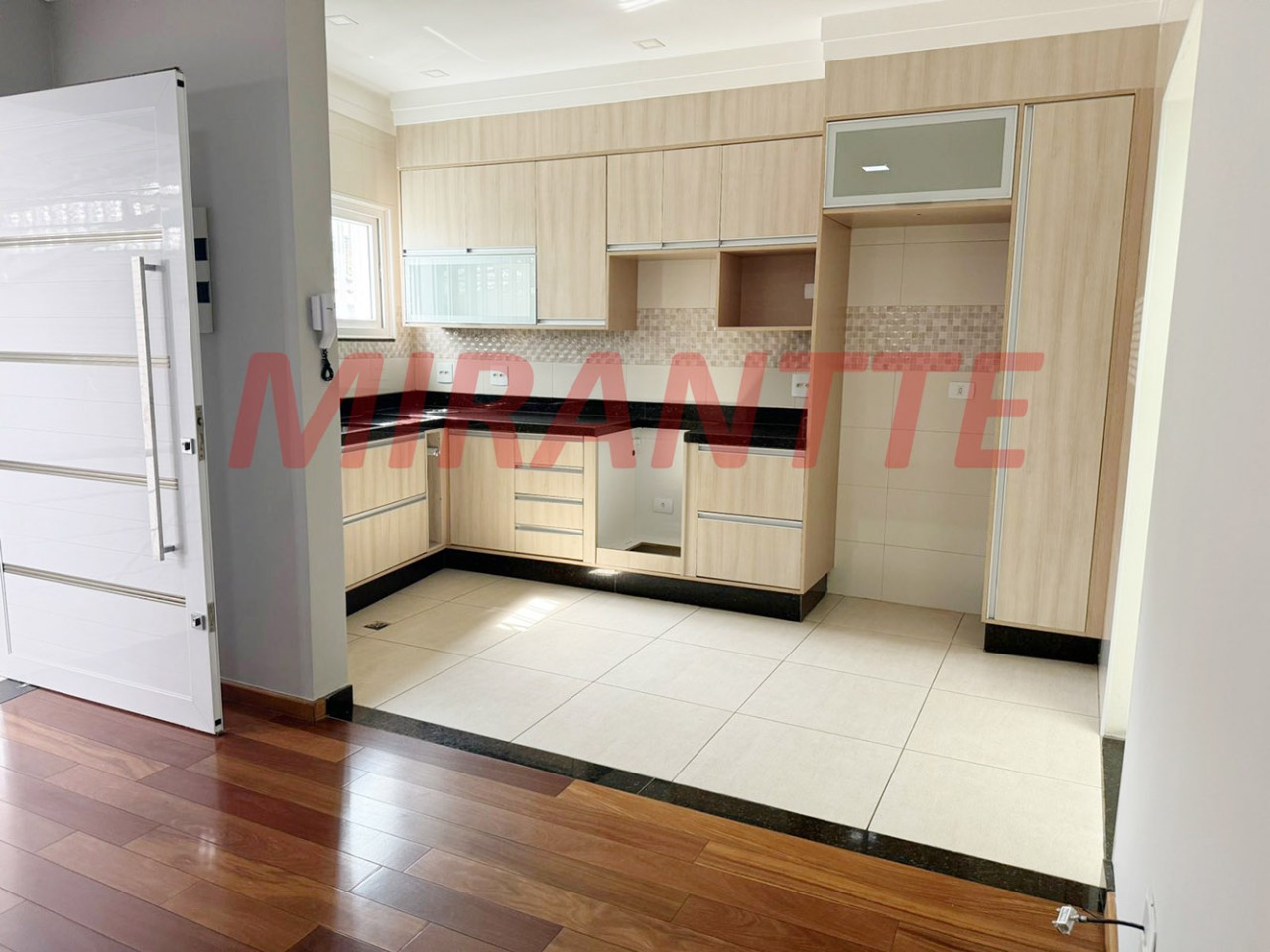 Sobrado de 382m² com 5 quartos em Vila Nivi