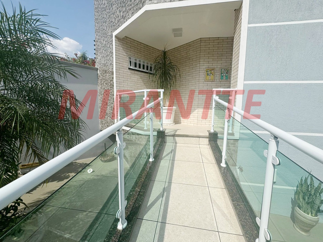 Sobrado de 382m² com 5 quartos em Vila Nivi