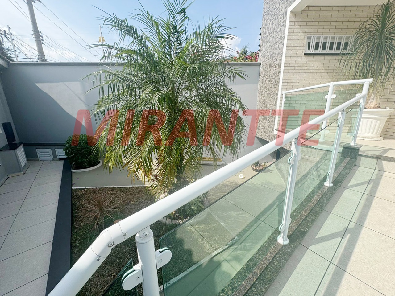 Sobrado de 382m² com 5 quartos em Vila Nivi