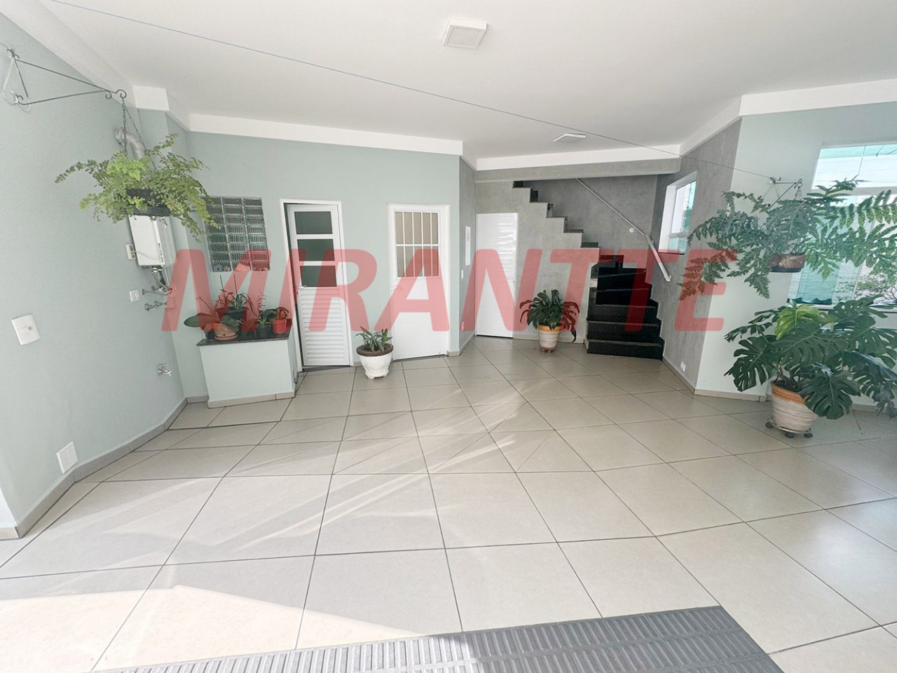 Sobrado de 382m² com 5 quartos em Vila Nivi