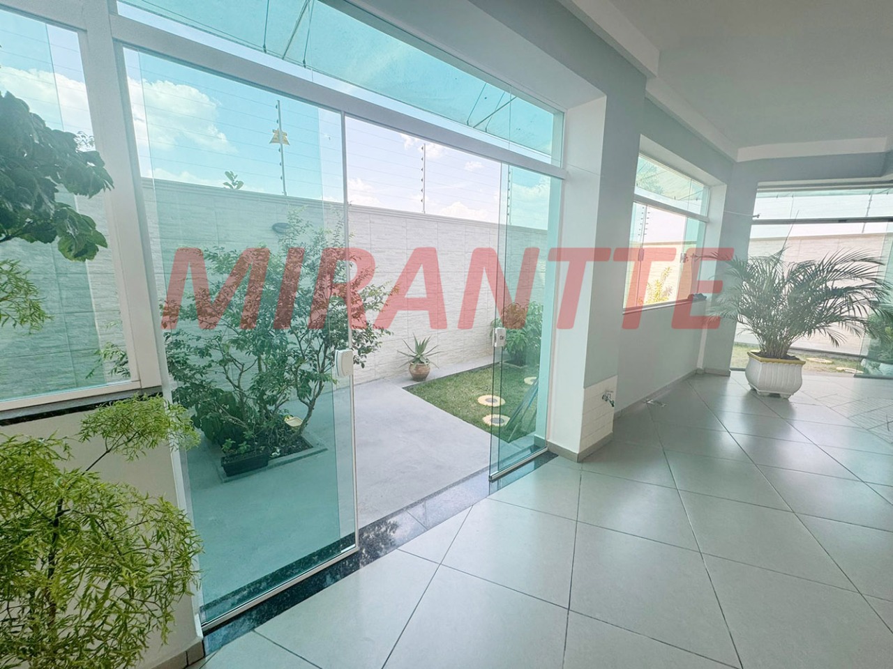 Sobrado de 382m² com 5 quartos em Vila Nivi