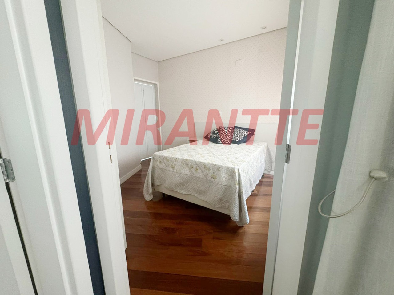 Sobrado de 382m² com 5 quartos em Vila Nivi