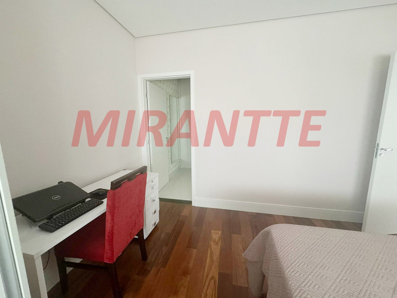 Sobrado de 382m² com 5 quartos em Vila Nivi