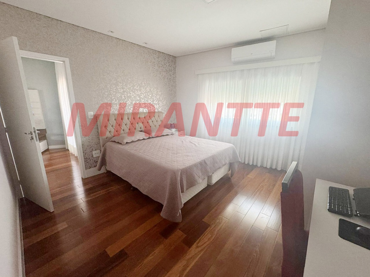 Sobrado de 382m² com 5 quartos em Vila Nivi
