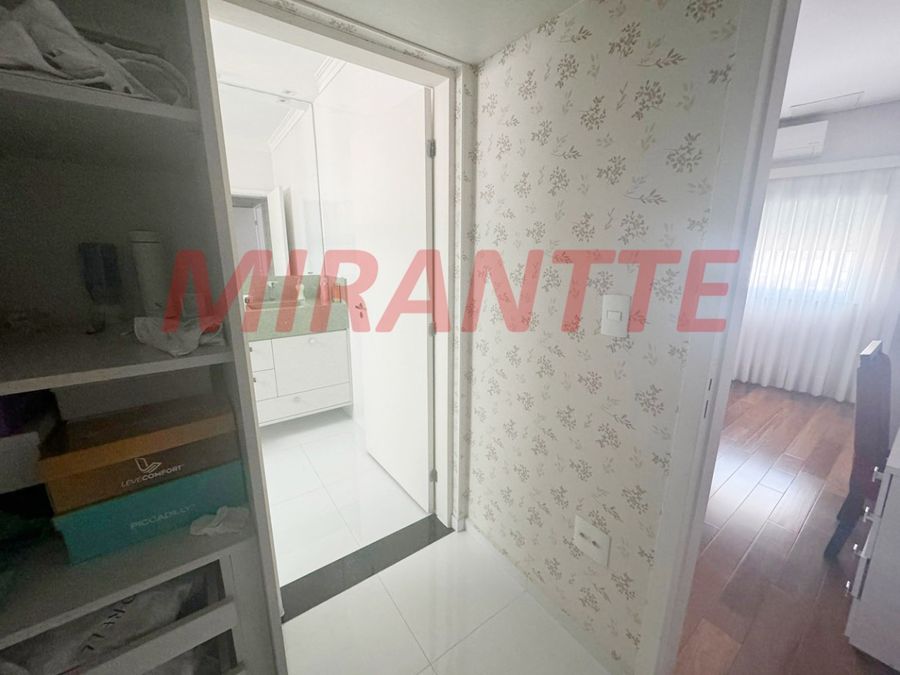 Sobrado de 382m² com 5 quartos em Vila Nivi