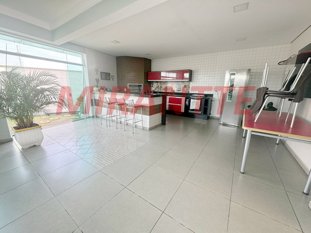 Sobrado de 382m² com 5 quartos em Vila Nivi