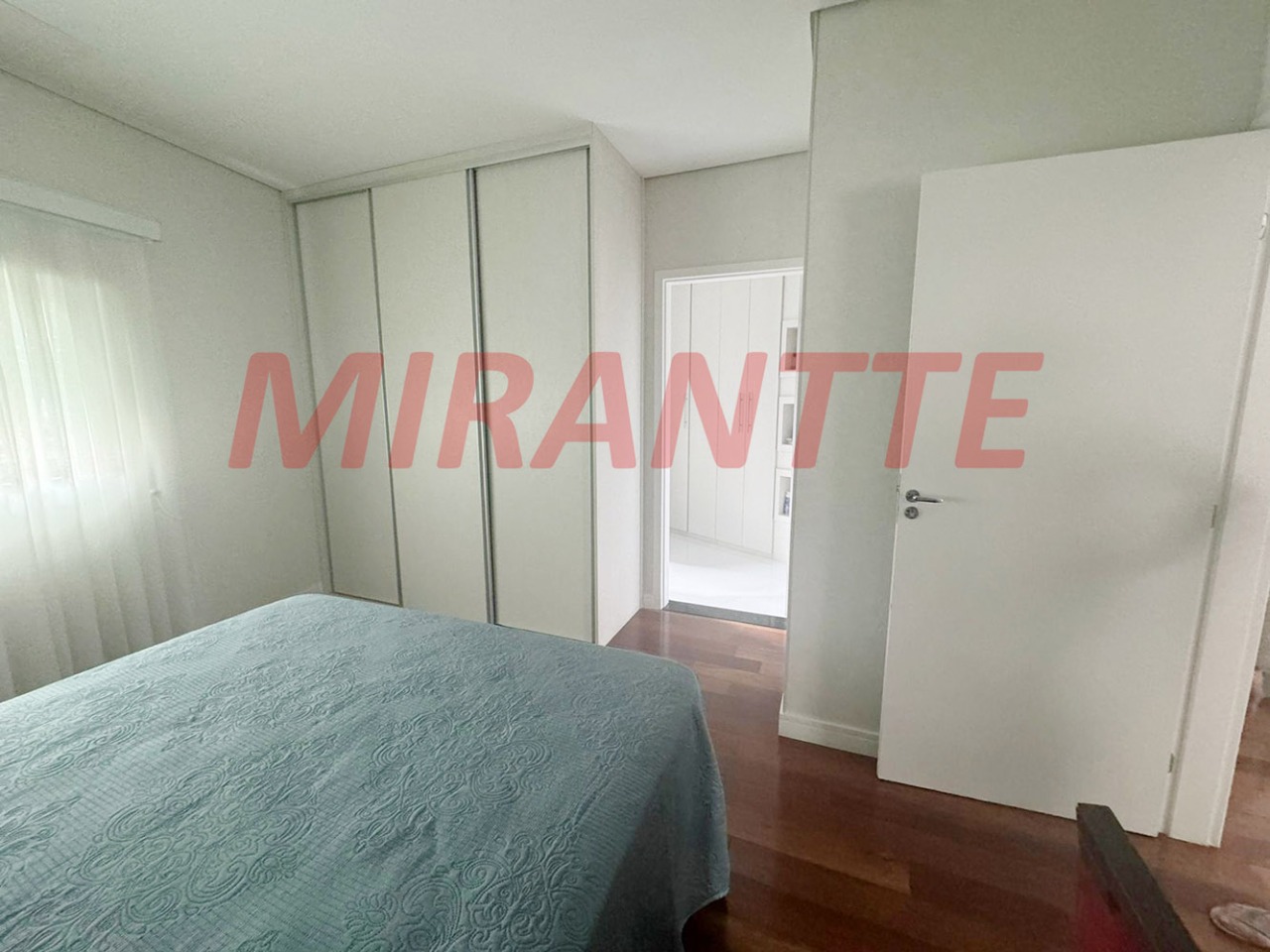 Sobrado de 382m² com 5 quartos em Vila Nivi