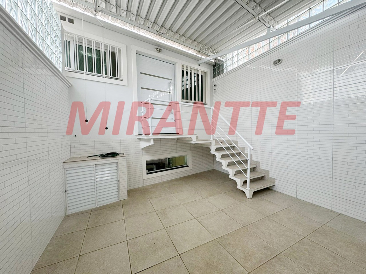 Sobrado de 382m² com 5 quartos em Vila Nivi