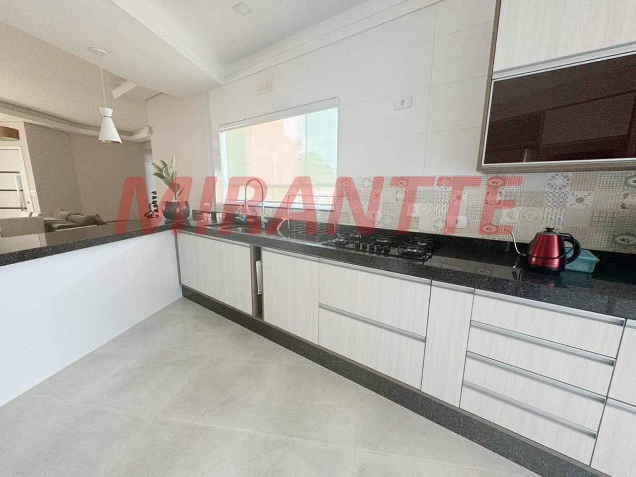 Sobrado de 382m² com 5 quartos em Vila Nivi