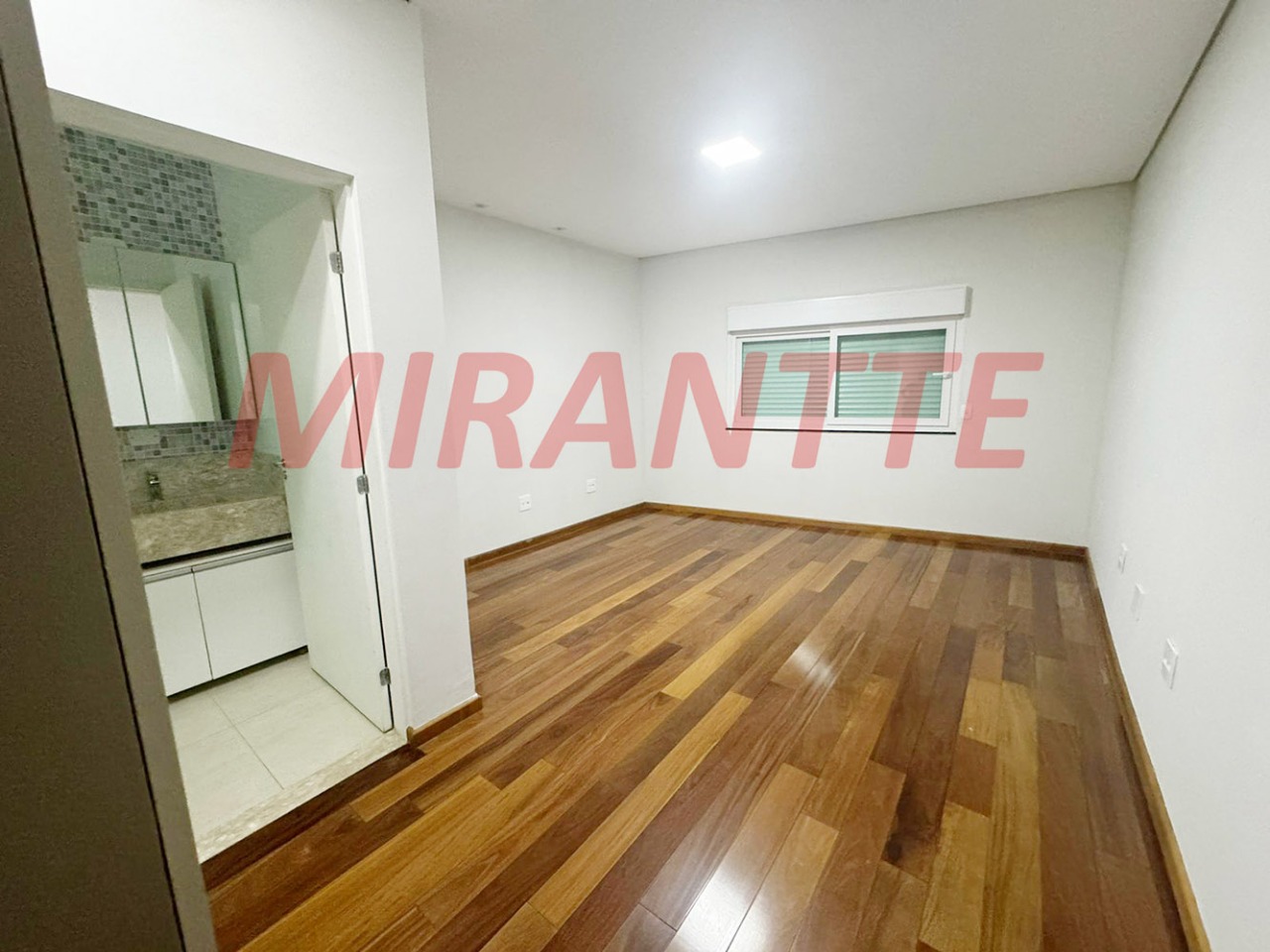 Sobrado de 382m² com 5 quartos em Vila Nivi