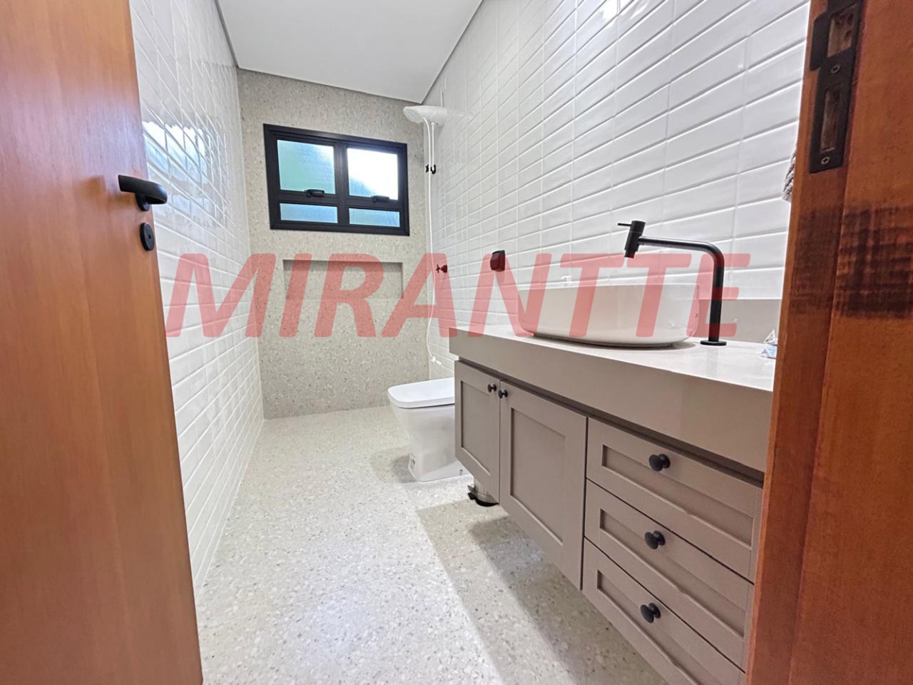 Cond. fechado de 230m² com 4 quartos em PARQUE PETROPOLIS