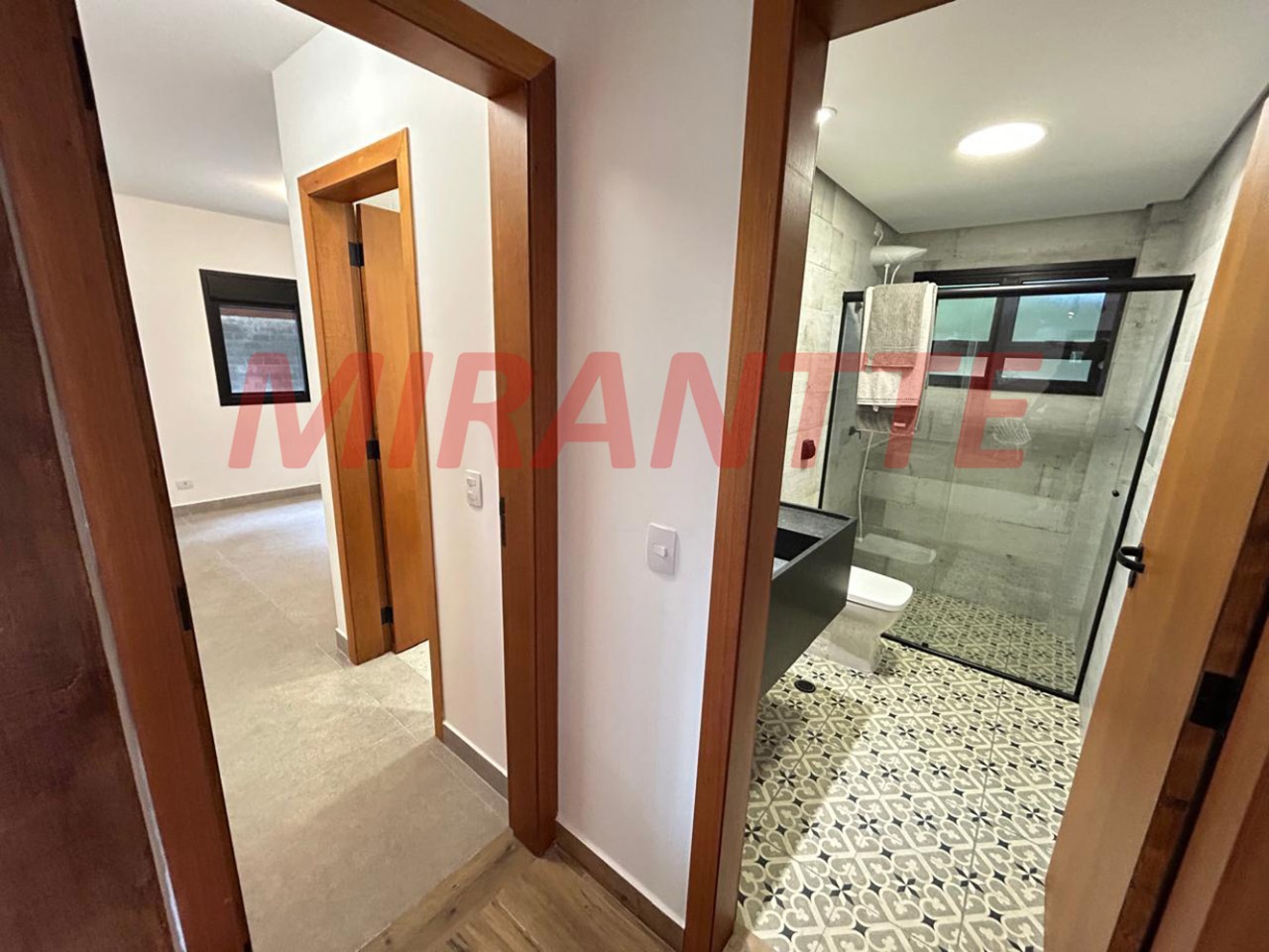Cond. fechado de 230m² com 4 quartos em PARQUE PETROPOLIS