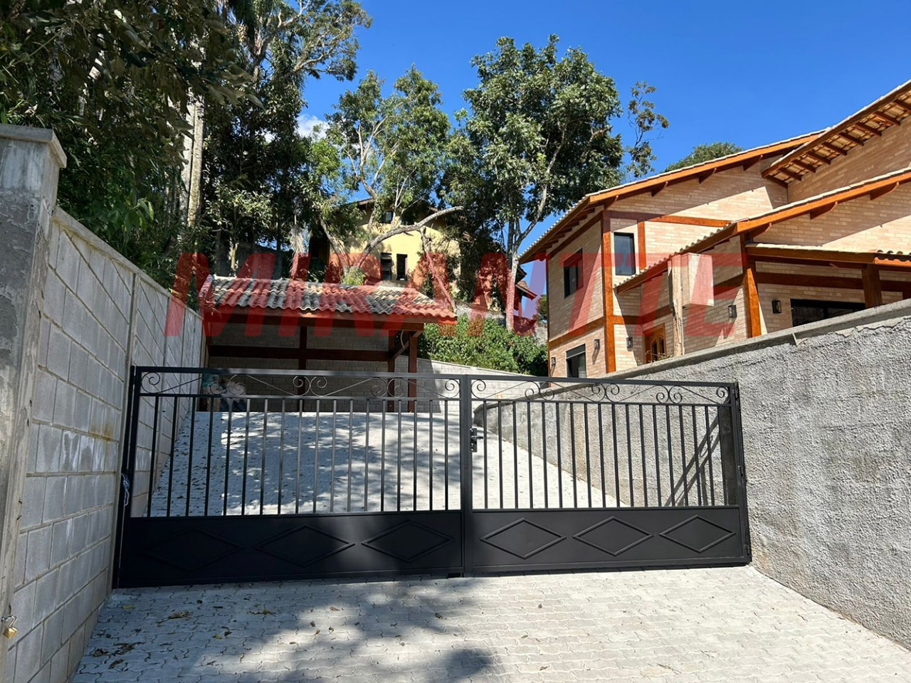 Cond. fechado de 230m² com 4 quartos em PARQUE PETROPOLIS