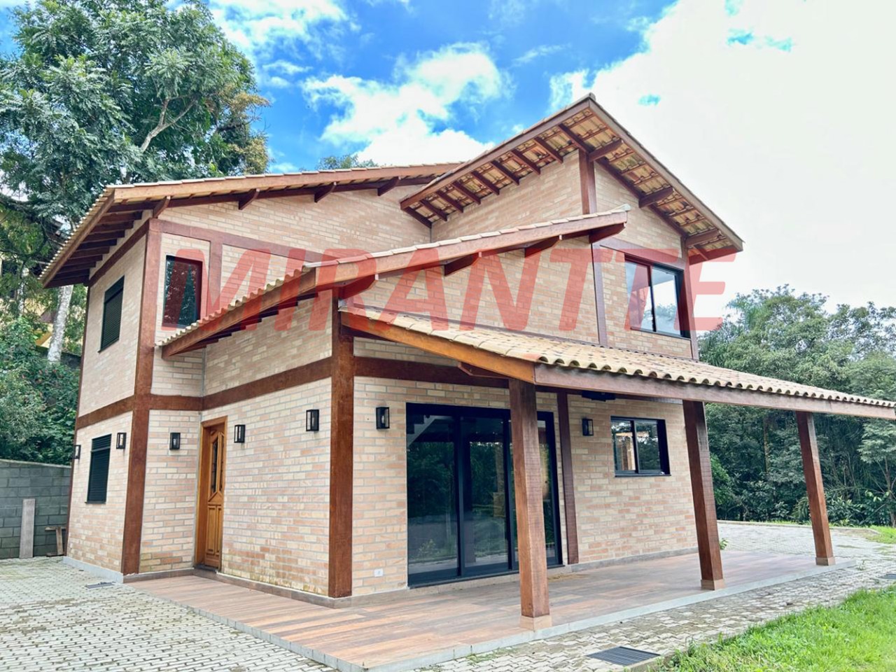 Cond. fechado de 230m² com 4 quartos em PARQUE PETROPOLIS