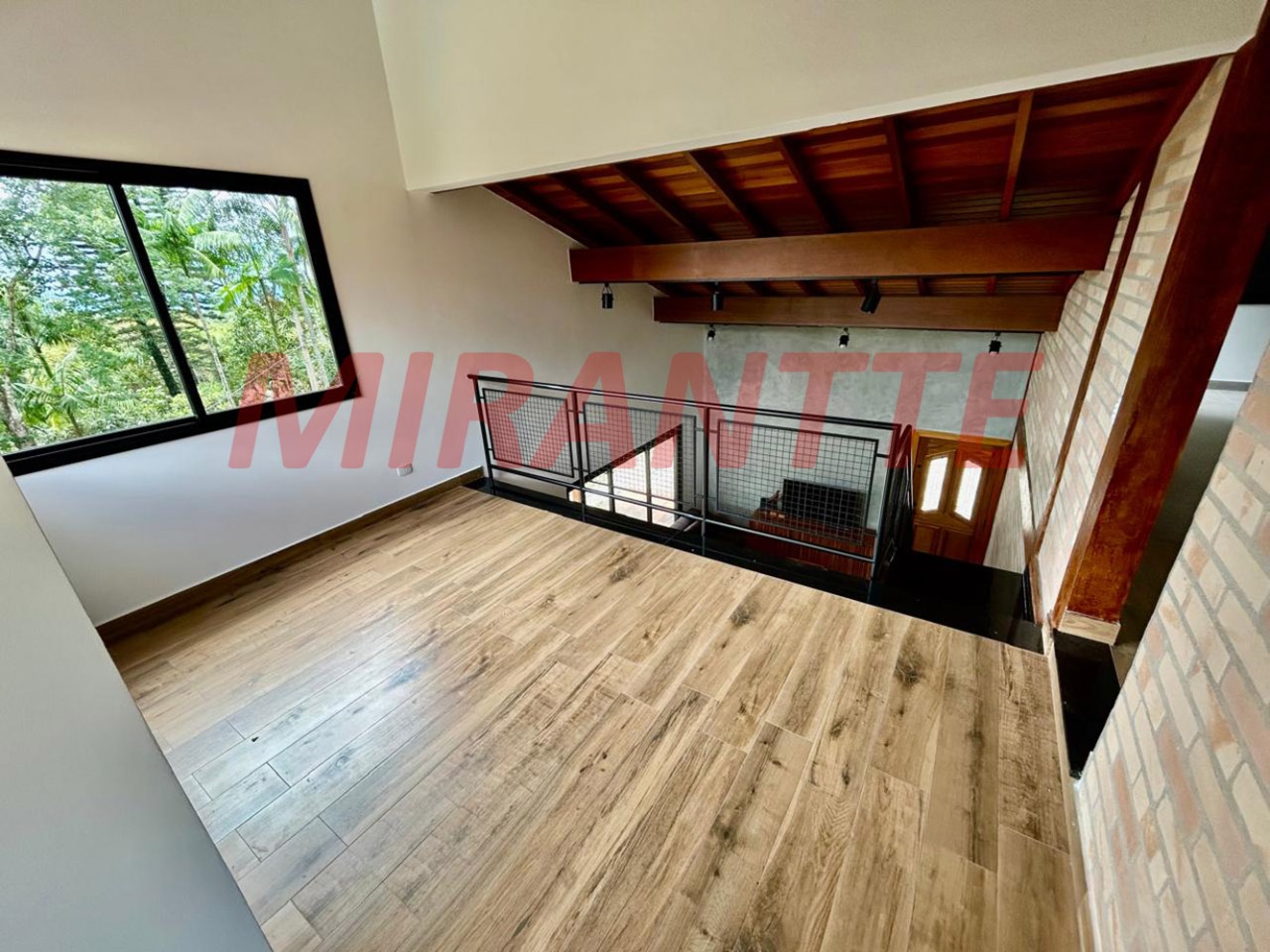 Cond. fechado de 230m² com 4 quartos em PARQUE PETROPOLIS