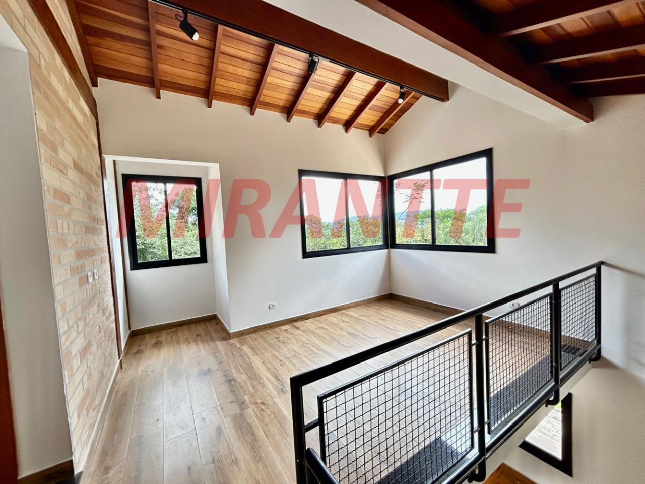 Cond. fechado de 230m² com 4 quartos em PARQUE PETROPOLIS