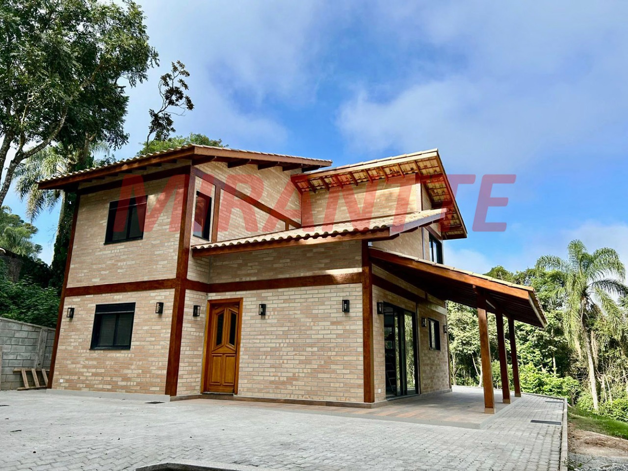Cond. fechado de 230m² com 4 quartos em PARQUE PETROPOLIS