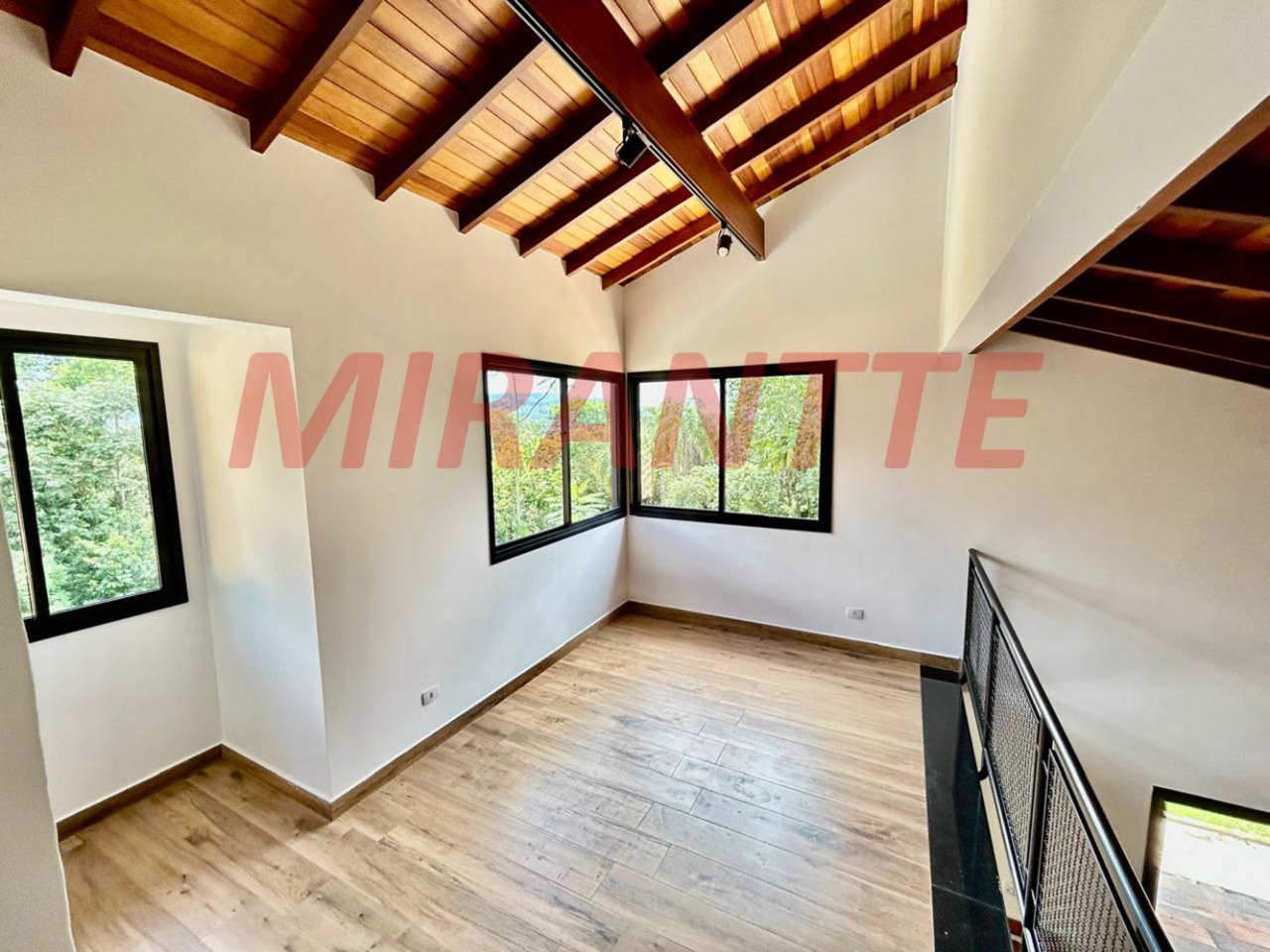 Cond. fechado de 230m² com 4 quartos em PARQUE PETROPOLIS