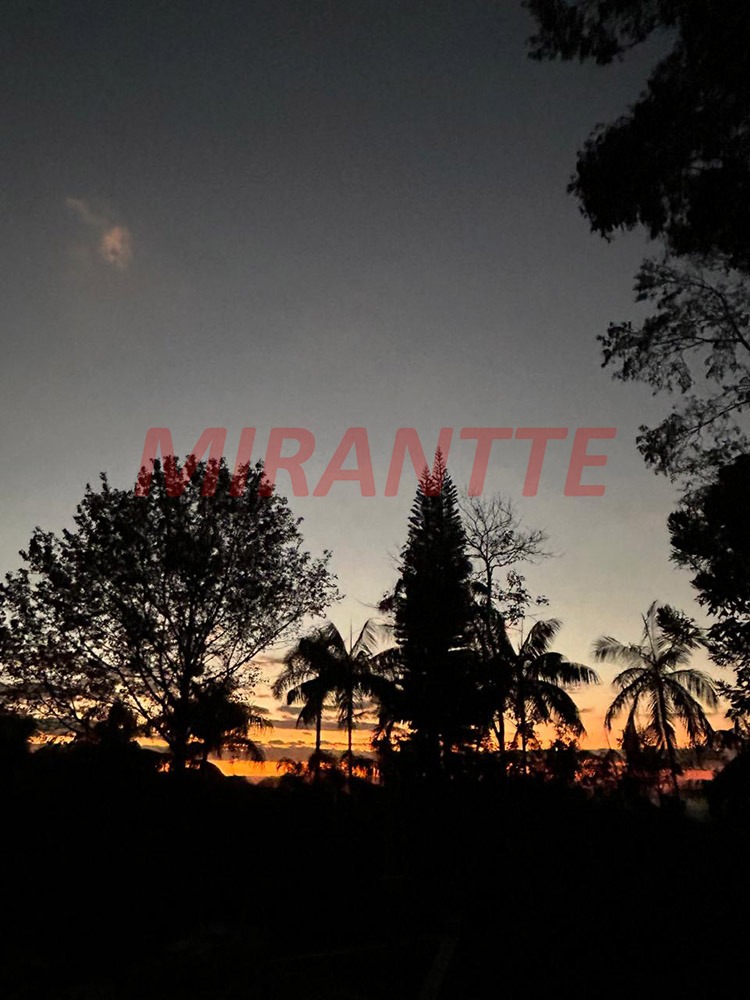 Cond. fechado de 230m² com 4 quartos em PARQUE PETROPOLIS