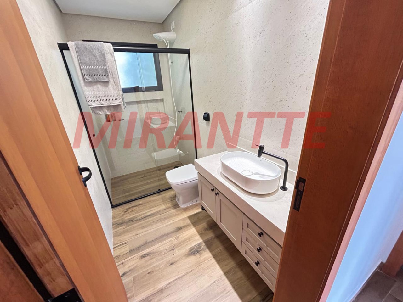 Cond. fechado de 230m² com 4 quartos em PARQUE PETROPOLIS