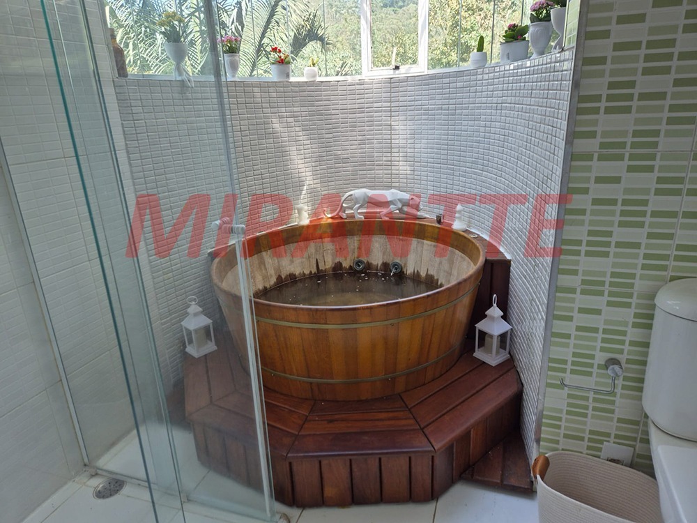 Cond. fechado de 355m² com 3 quartos em Serra da Cantareira