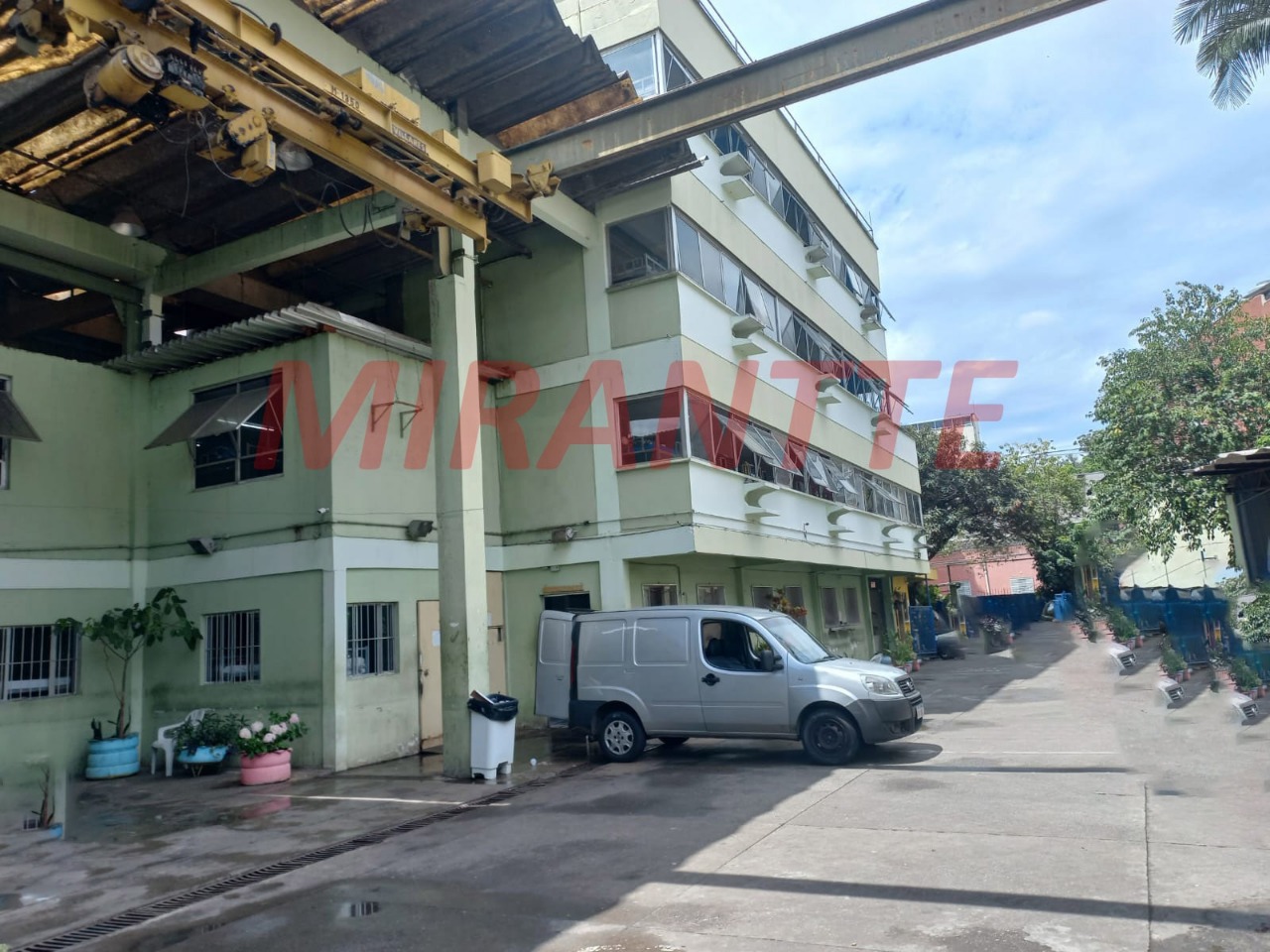 Comercial de 1000m² em Ponte Pequena