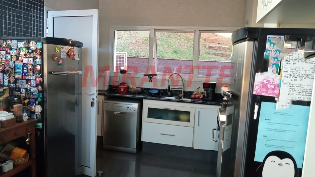 Cond. fechado de 350m² com 3 quartos em Suiça da Cantareira