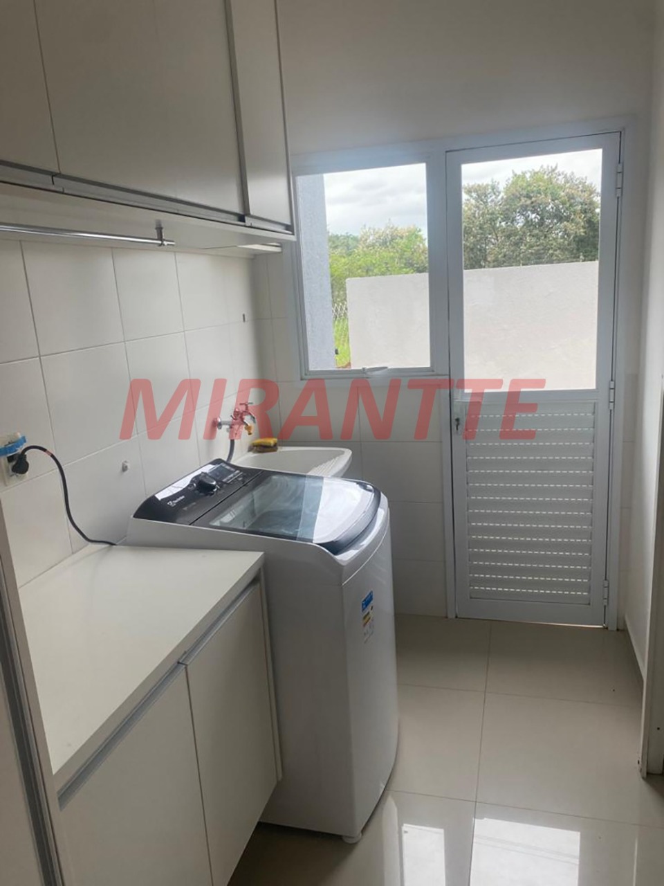 Cond. fechado de 500m² em Santa Isabel