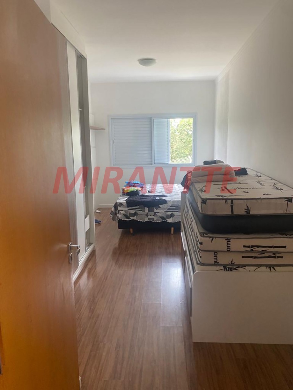 Cond. fechado de 500m² em Santa Isabel