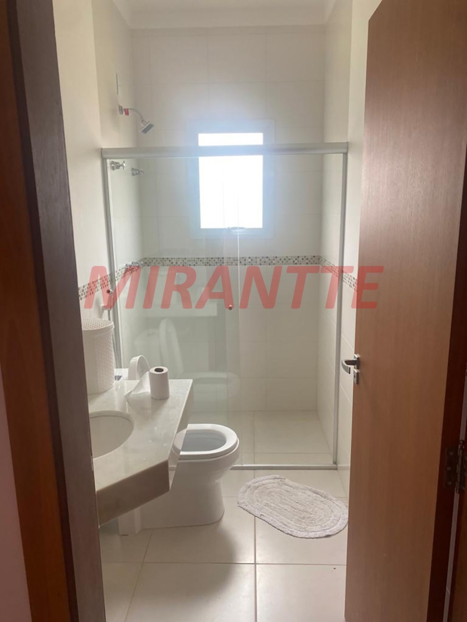 Cond. fechado de 500m² em Santa Isabel