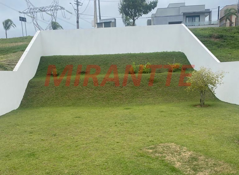 Cond. fechado de 500m² em Santa Isabel