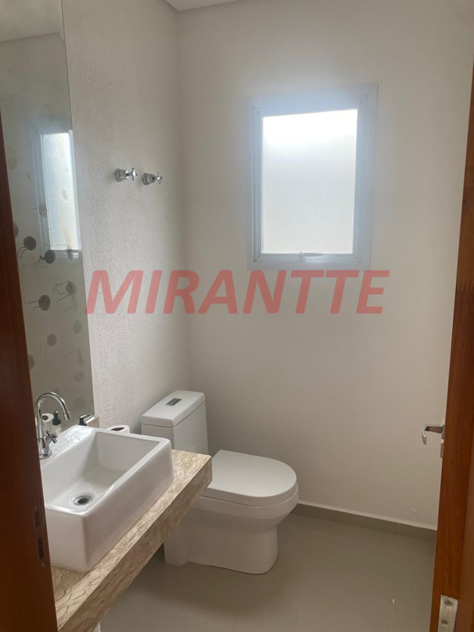 Cond. fechado de 500m² em Santa Isabel