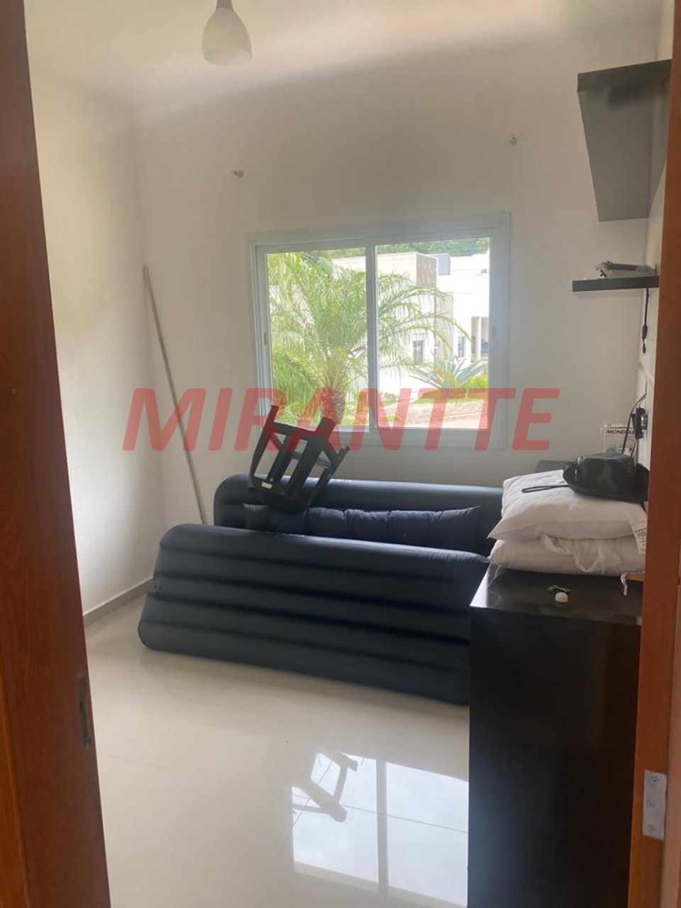 Cond. fechado de 500m² em Santa Isabel
