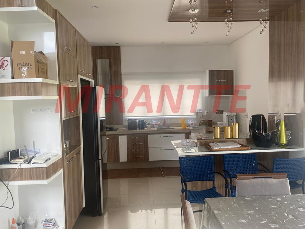 Cond. fechado de 500m² em Santa Isabel