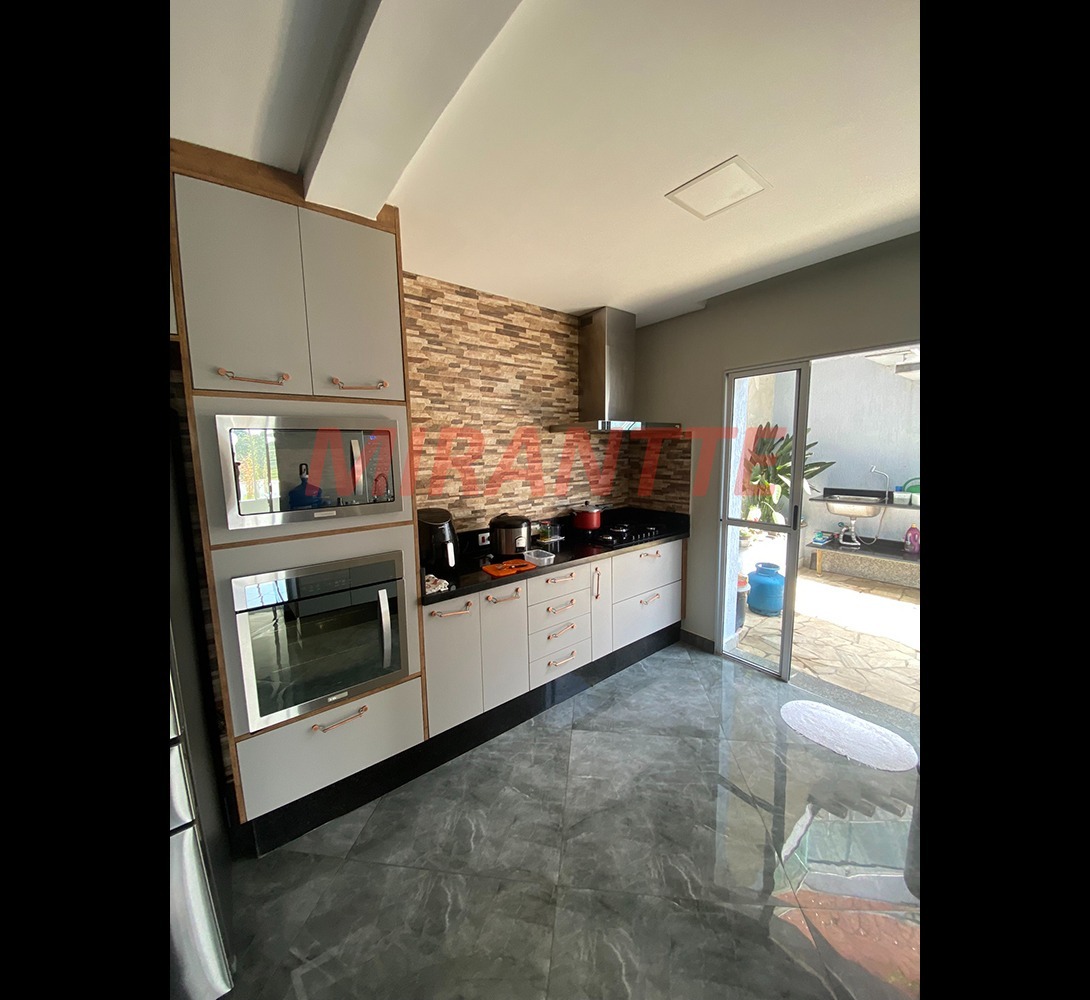 Sobrado de 350m² com 4 quartos em Jardim Ibiratiba