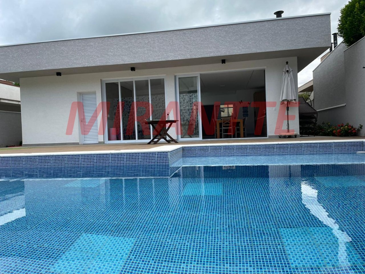 Cond. fechado de 269m² com 3 quartos em Refúgio