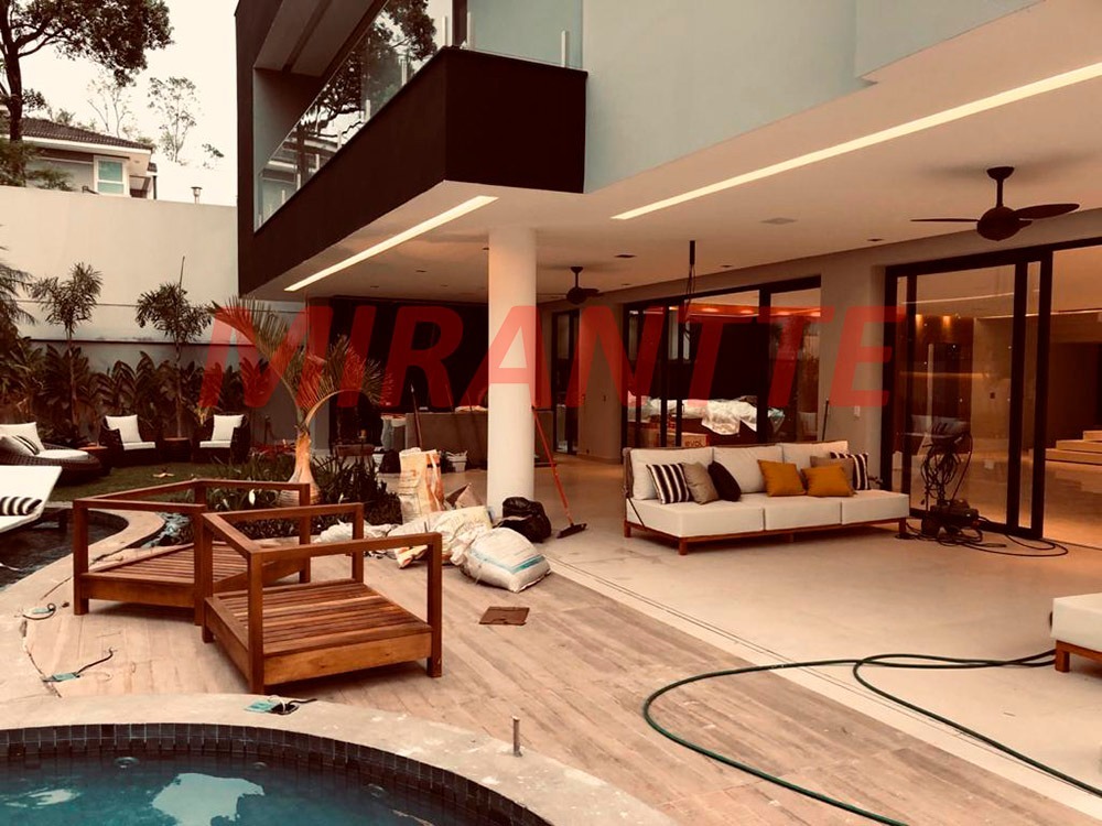 Cond. fechado de 950m² com 5 quartos em Tucuruvi