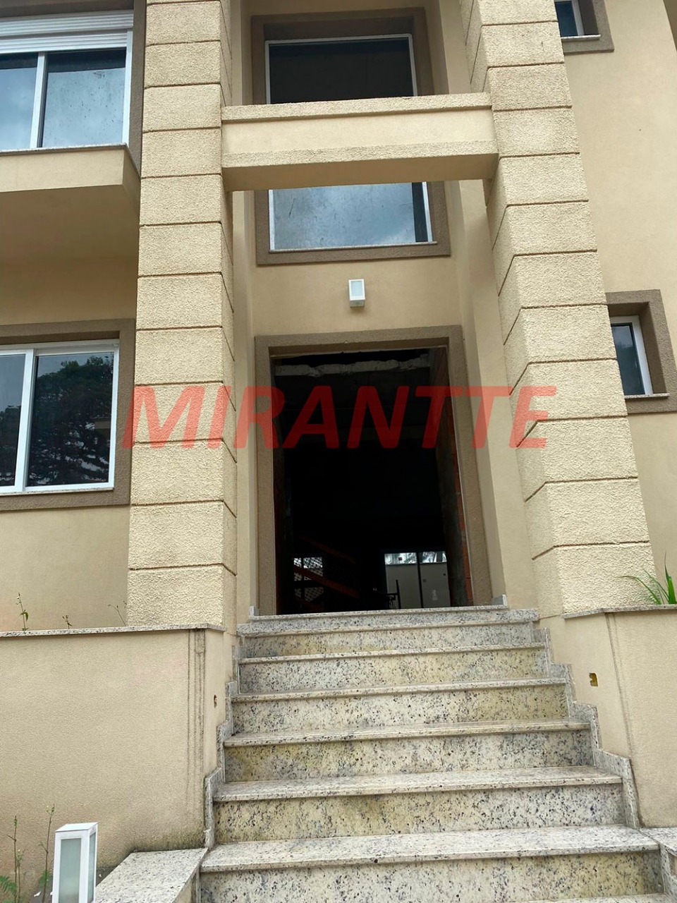 Cond. fechado de 400m² com 4 quartos em Barro Branco (Zona Norte)