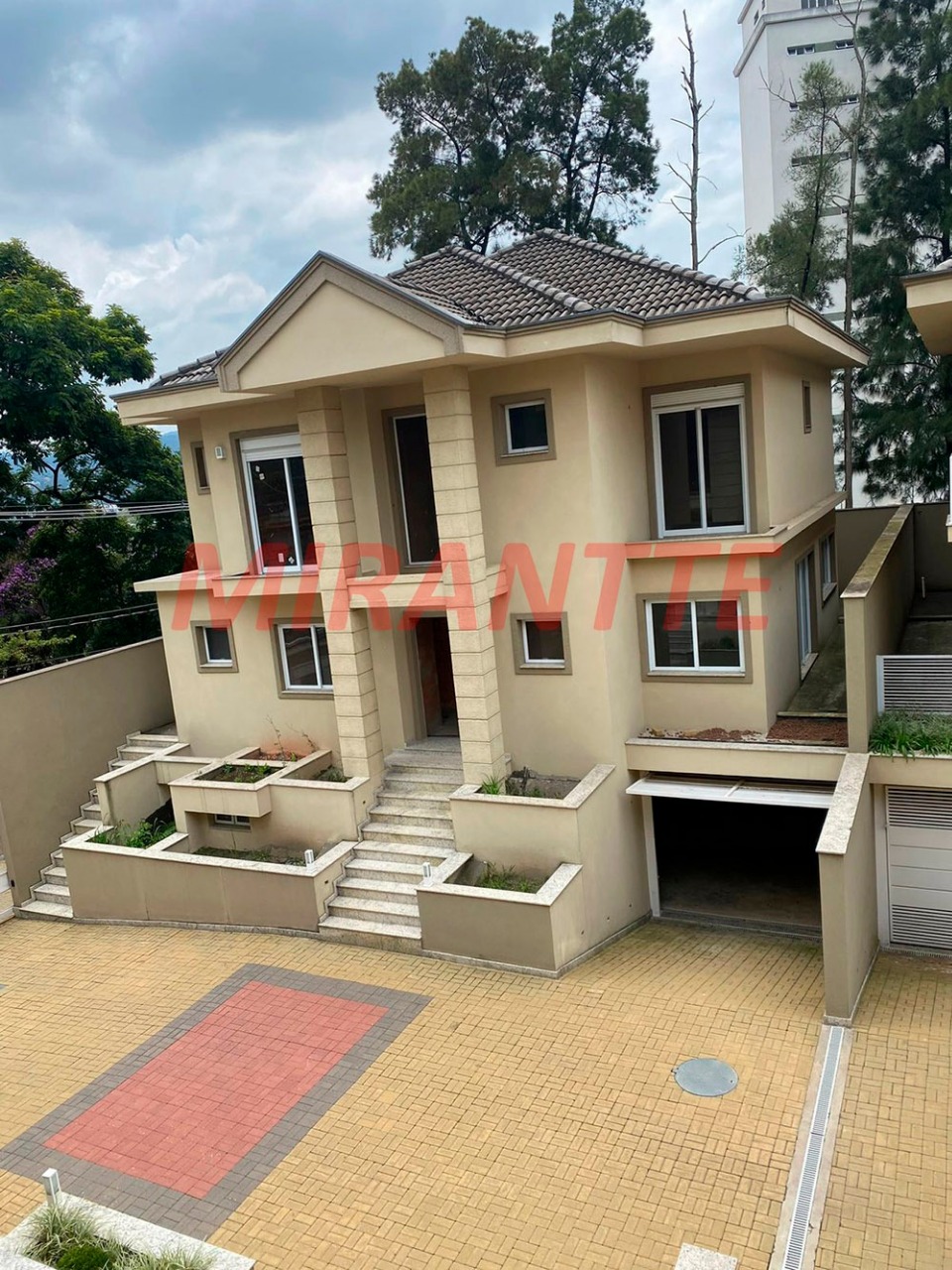 Cond. fechado de 400m² com 4 quartos em Barro Branco (Zona Norte)