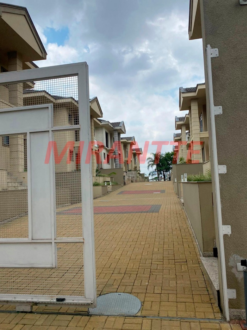 Cond. fechado de 400m² com 4 quartos em Barro Branco (Zona Norte)