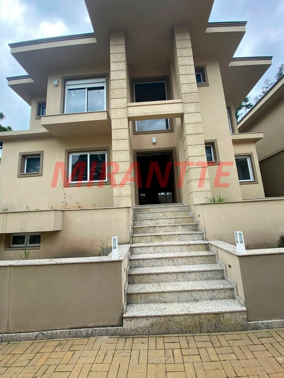Cond. fechado de 400m² com 4 quartos em Barro Branco (Zona Norte)