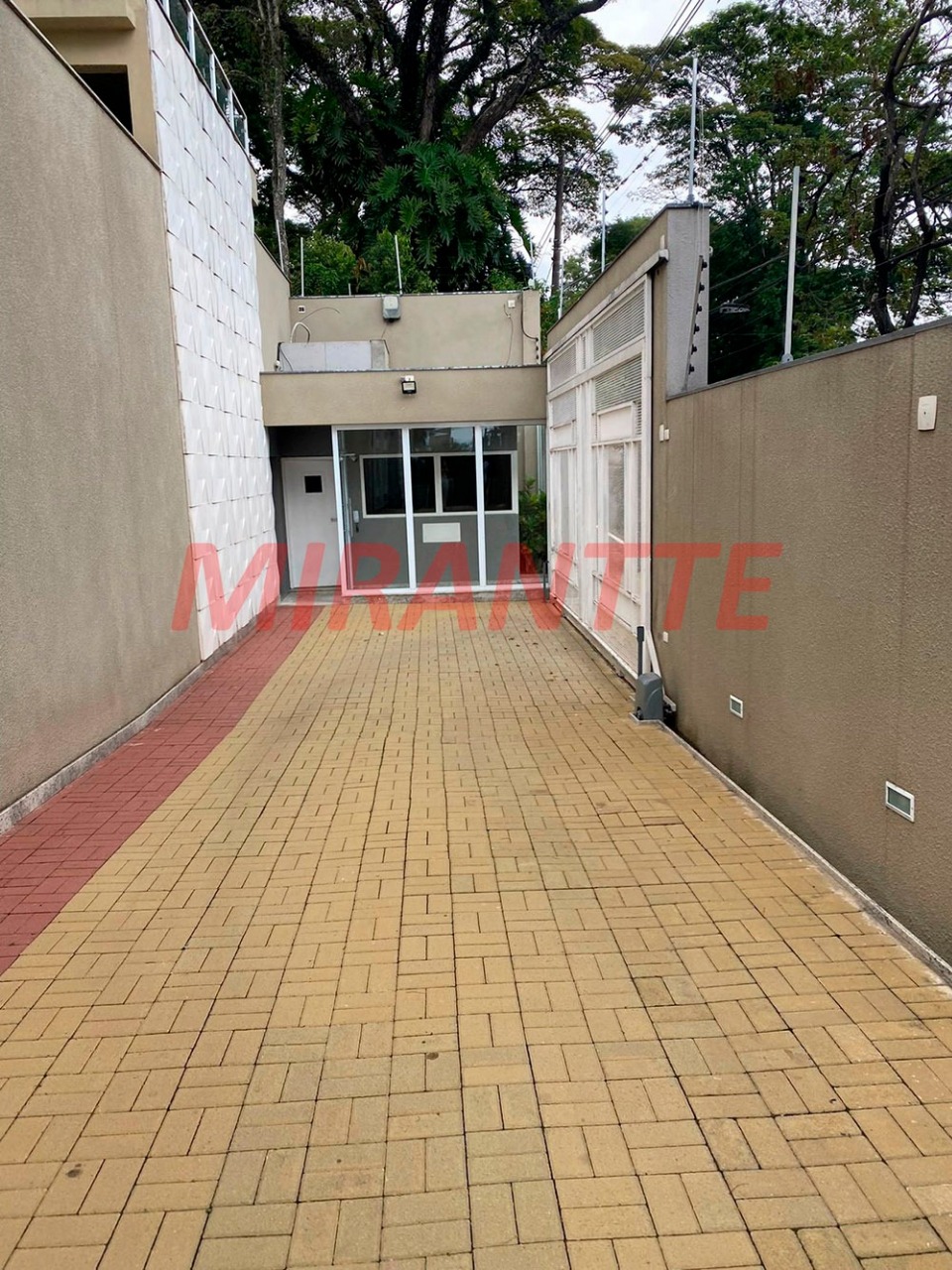 Cond. fechado de 400m² com 4 quartos em Barro Branco (Zona Norte)