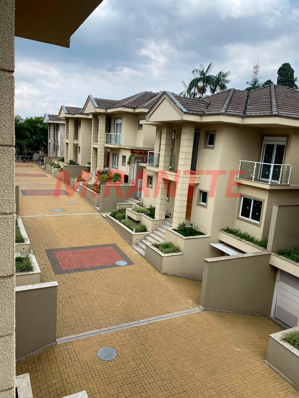 Cond. fechado de 400m² com 4 quartos em Barro Branco (Zona Norte)