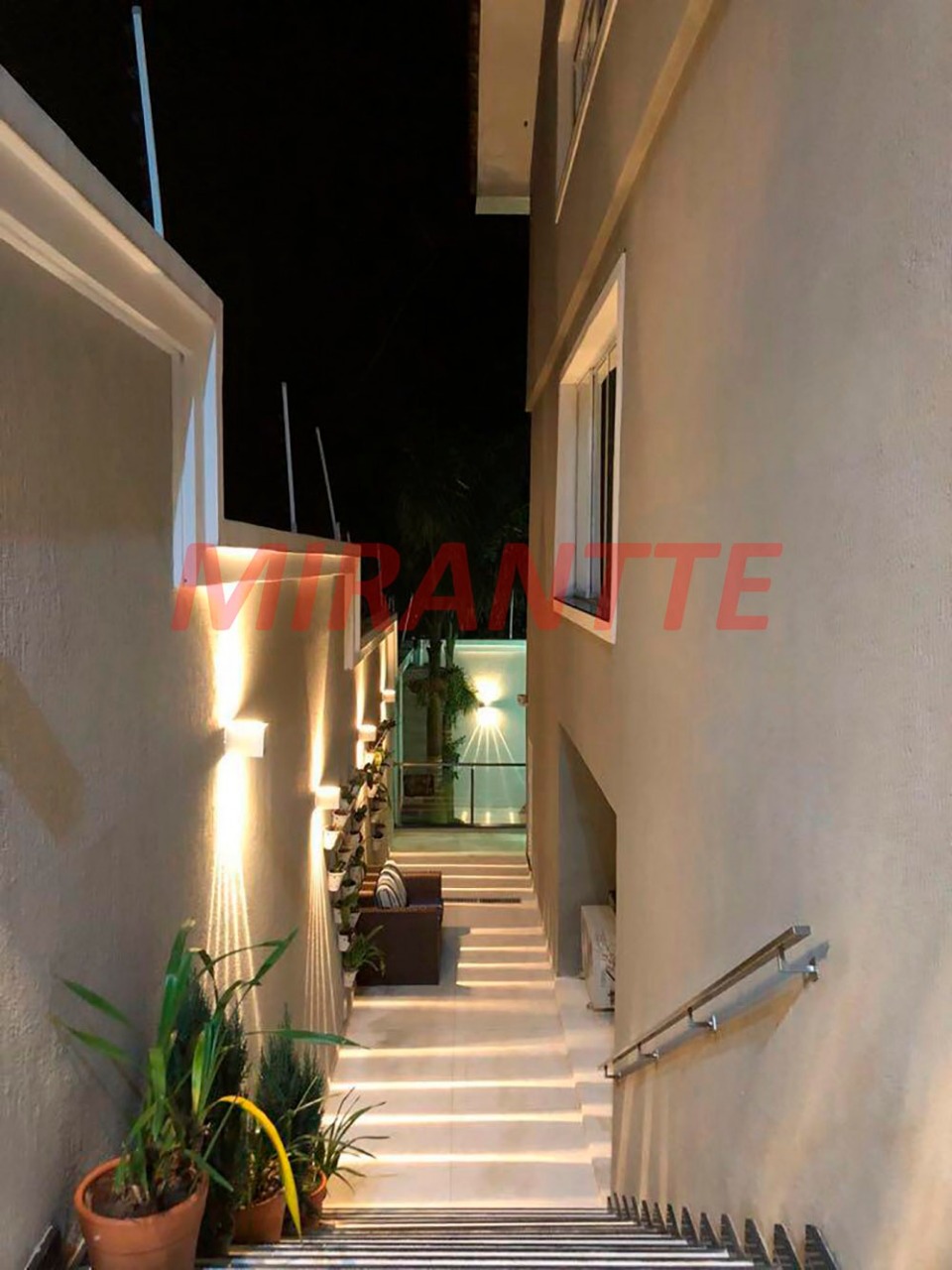 Sobrado de 265m² com 4 quartos em Jardim Virginia Bianca