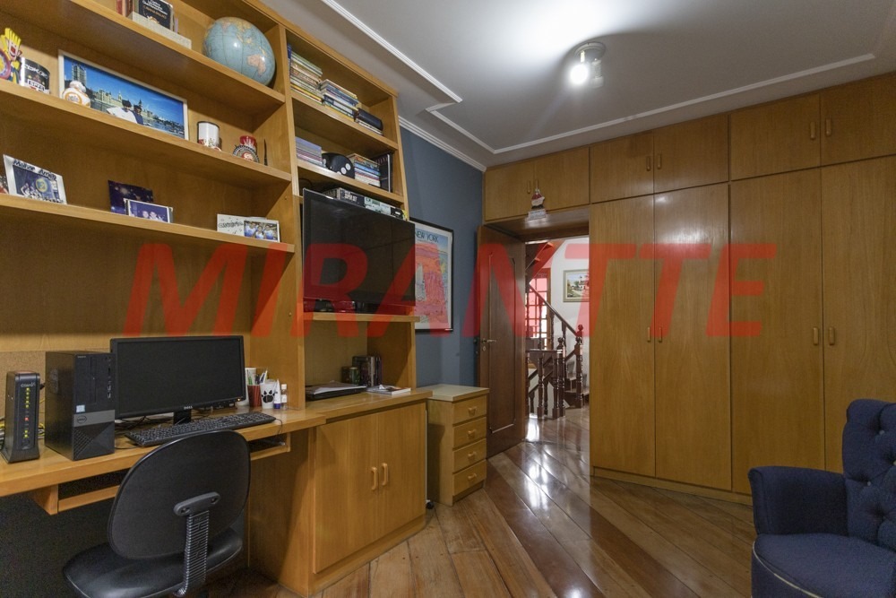 Cond. fechado de 320m² com 4 quartos em Tremembe
