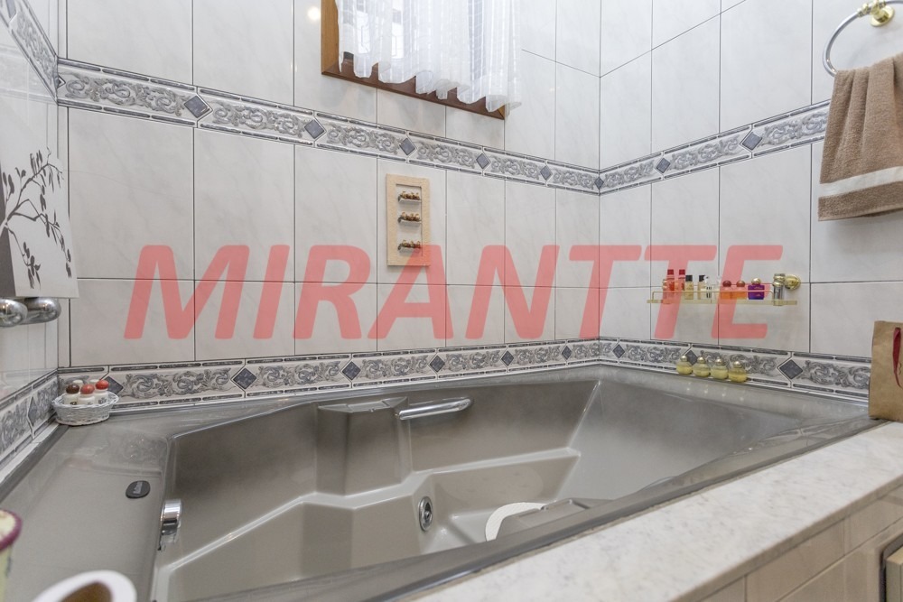 Cond. fechado de 320m² com 4 quartos em Tremembe